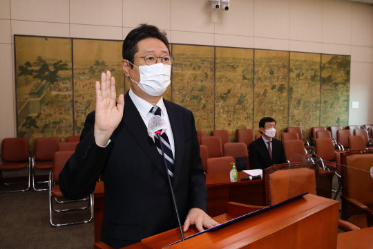 황희 문화체육관광부 장관 후보자가 9일 서울 여의도 국회에서 열린 인사청문회에서 선서를 하고 있다. 연합뉴스.